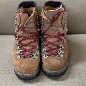 Vintage Vasque Mens Brown Leather Mountaineering Boots Hike Climb
USA Size 5.5